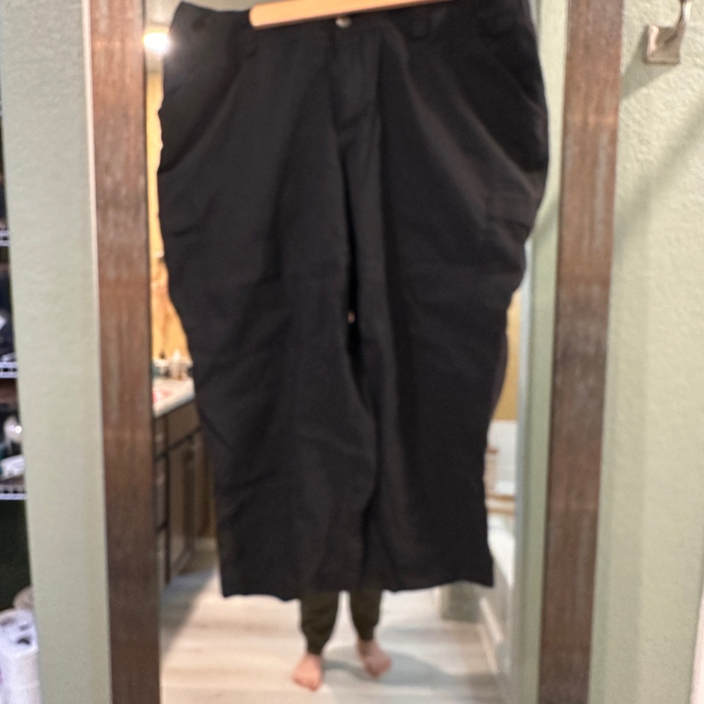 Duluth Trading Co Women's Black Capris